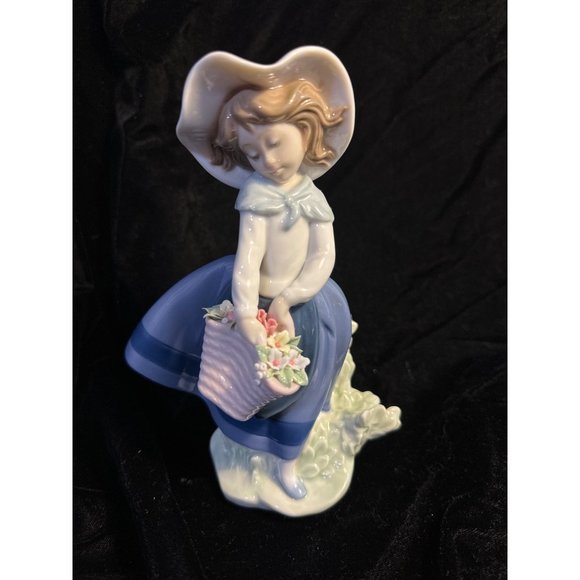Lladró “Pretty Pickings” Figurine